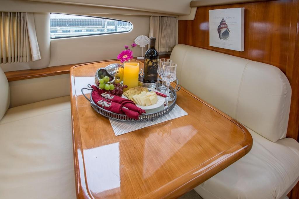 Hotel Sea Pearl Boston Yacht Exterior foto