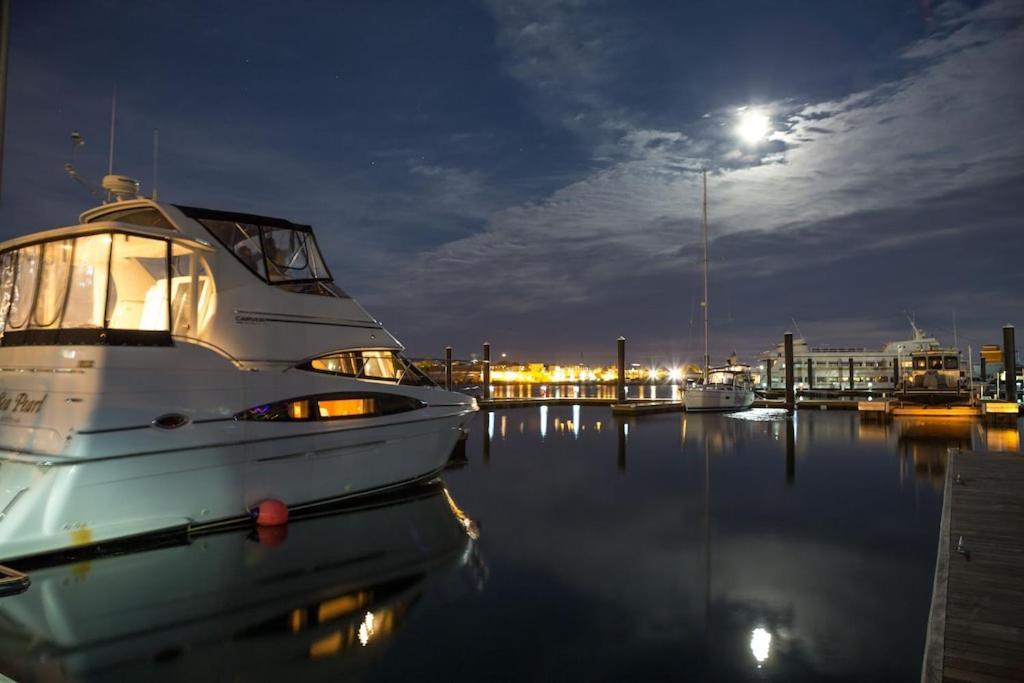 Hotel Sea Pearl Boston Yacht Exterior foto
